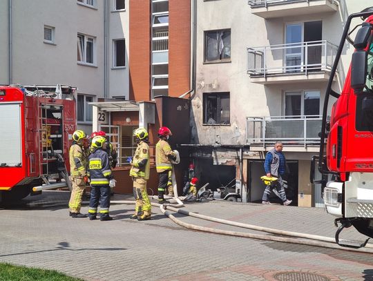 PILNE: Pożar bloku przy ulicy Wybickiego w Starogardzie [FOTO, WIDEO]