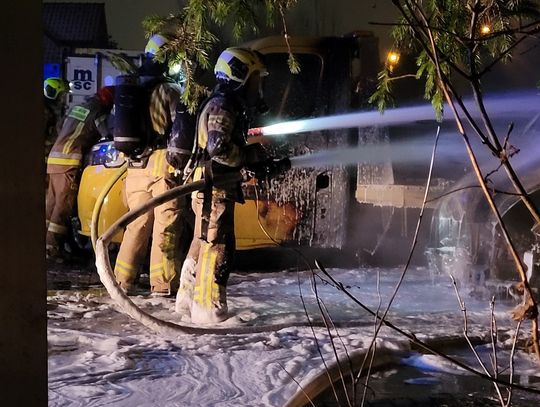 PILNE: Pożar samochodów na parkingu salonu samochodowego przy ul. Zblewskiej w Starogardzie [FOTO] 