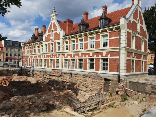 PILNE: Ratusz grozi zawaleniem? Na fundamentach pojawiły się groźne pęknięcia 