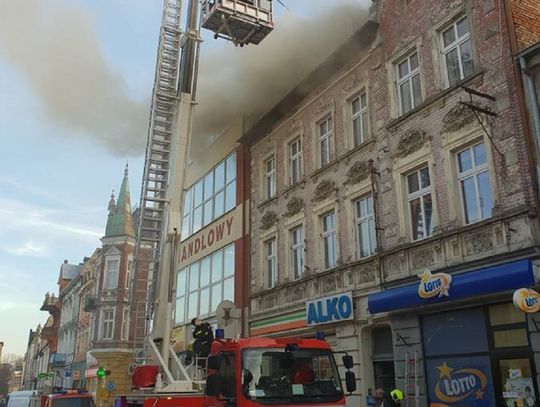 PILNE: Wielki pożar w centrum miasta. W ogniu stanęła kamienica. Trwa akcja gaśnicza (foto, film)