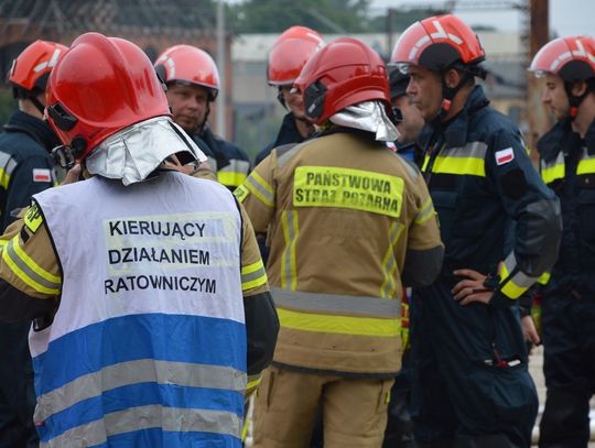 PILNE: Groźne zdarzenie z udziałem autobusu przewożącego dzieci. Droga w Nowym Gołębiewku całkowicie zablokowana