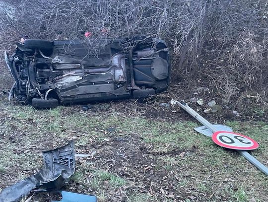 Po po pijaku wypadł z drogi i skasował auto. Okazało się, że był poszukiwany za... jazdę pod wpływem alkoholu