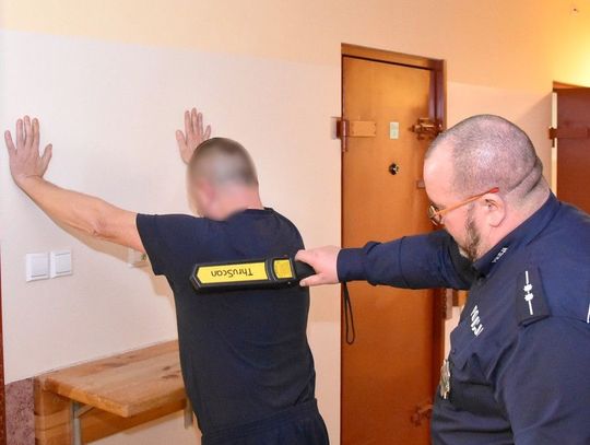 Podczas kontroli policjanci znaleźli reklamówkę, w której znajdował się worek foliowy z suszem roślinnym