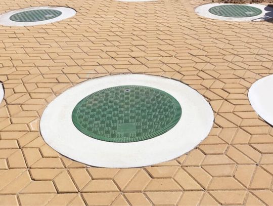 Pokrywy najazdowe w obiektach przemysłowych - dlaczego kompozyt coraz częściej wygrywa z betonem i stalą?