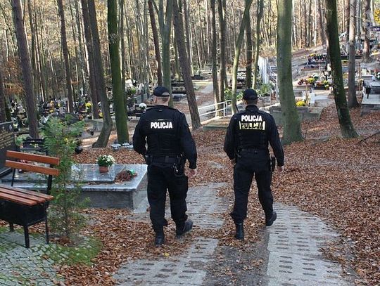 Policja ostrzega przed Dniem Wszystkich Świętych: śliskie drogi i kieszonkowcy w rejonie cmentarzy