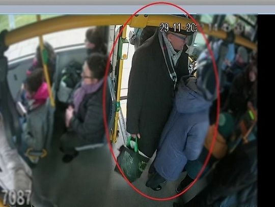 Policja poszukuje sprawcy kradzieży telefonu w autobusie. WIZERUNEK NA MONITORINGU!