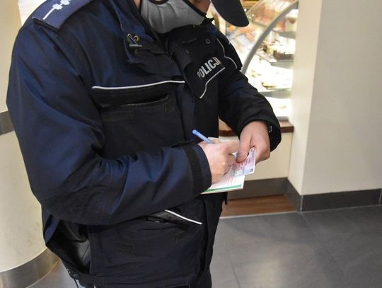 Policjanci kontrolują, czy mieszkańcy przestrzegają zasady reżimu sanitarnego 