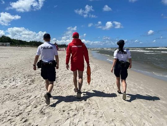 Policjanci nad wodą ostrzegają wypoczywających przed zagrożeniem. Woda to żywioł, który nie wybacza błędów