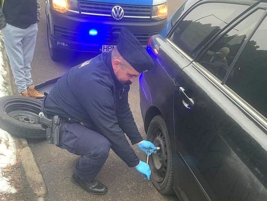 Policjanci pomogli seniorowi wymienić koło na drodze