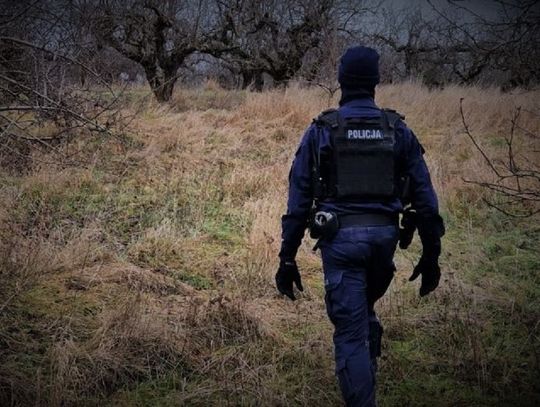 Policjanci poszukiwali 13-latka. Odnaleźli go na klatce schodowej w jednym z budynków w Gniewie