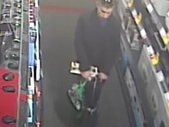 Policjanci poszukują sprawców kradzieży 