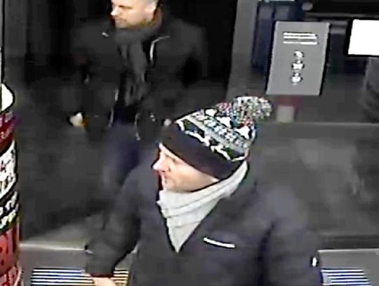 Policjanci poszukują sprawców kradzieży 