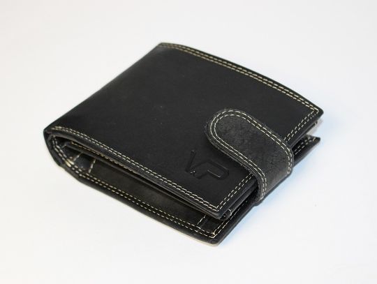 Policjanci poszukują właściciela portfela. W środku był dowód i kart płatnicza