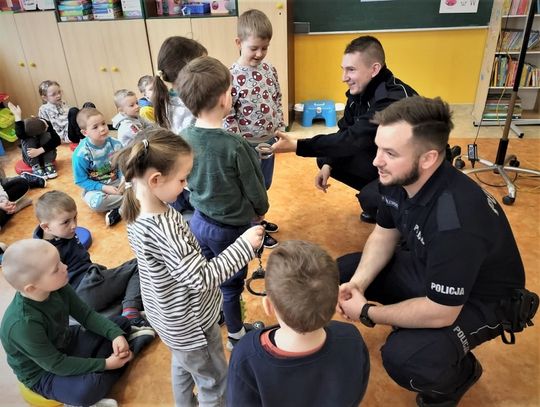 Policjanci uczyli przedszkolaków bezpieczeństwa 