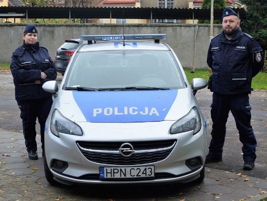 Policjanci uratowali trójkę dzieci i ich matkę z mieszkania, w którym zapalił się komin