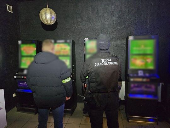 Policjanci z Tczewa zlikwidowali nielegalny salon gier. Sześć automatów i gotówka w rękach służb
