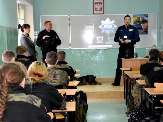 Policjanci zachęcają do wstąpienia w swe szeregi 