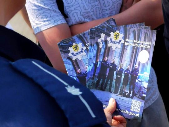 Policjanci zachęcają do wstąpienia w szeregi swe formacji