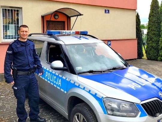 Policjant po służbie odnalazł zagubione w lesie 13-latki