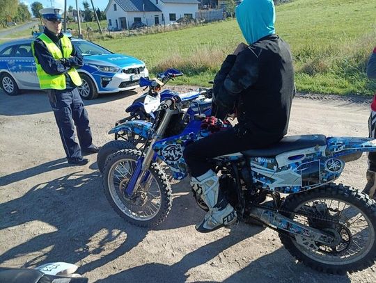 Policjant z drogówki zatrzymał grupę nastolatków na quadach i motocyklach