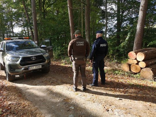 Policjant z Pelplina i Strażnicy Leśni wspólnie patrolowali lasy w ramach działań „Jesień 2026”
