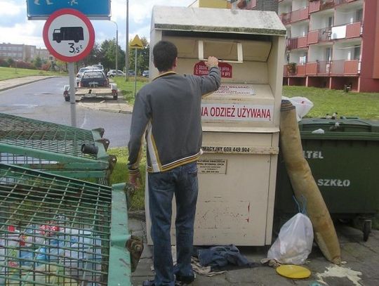 Pomoc z &amp;quot;drugim dnem&amp;quot; - co dzieje się z wrzuconymi rzeczami do pojemników na odzież używaną?