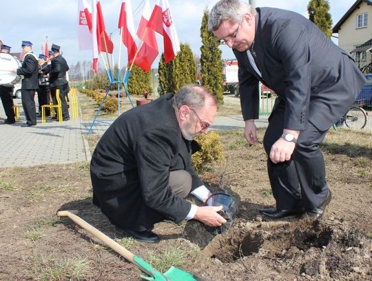 Posadzili pamiątkowe dęby