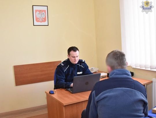 Posługiwał się fałszywym profilem i sprzedał kradziony motocykl. Skuteczna akcja policjantów z posterunku w Kaliskach