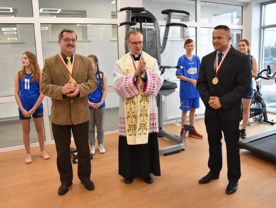 Poświęcili siłownię. Mieszkańcy zadowoleni z nowoczesnej siłowni 