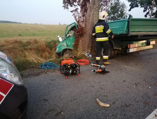 Poważny wypadek na trasie Starogard Gd. – Gdańsk. Pojazd uderzył w drzewo, kierowca zakleszczony w pojeździe