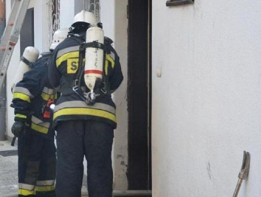 Pożar budynku w centrum wsi. Mężczyzna doznał poparzeń ciała 