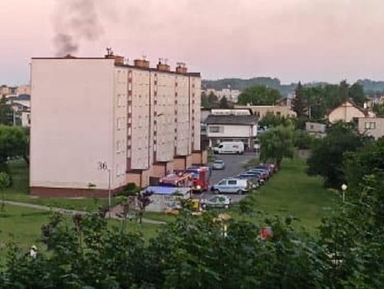 Pożar w bloku przy ulicy Traugutta. Ewakuowano 25 osób. Na miejsce zadysponowano 7 jednostek ochrony przeciwpożarowej