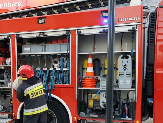 Pożar w zakładzie produkcji mebli okrętowych FAMOS. Na miejscu działa 6 zastępów straży pożarnej 