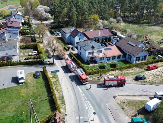 Pożar warsztatu w Kokoszkowach. Jedna osoba trafiła do szpitala. Z ogniem walczyło 9 zastępów straży pożarnej