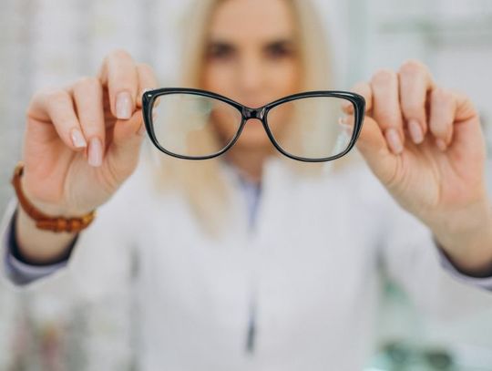 Praca przed monitorem a cyfrowe zmęczenie wzroku: Jak skutecznie chronić oczy przed światłem niebieskim?
