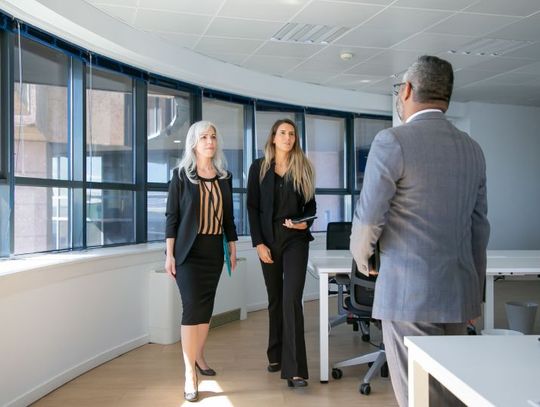 Profesjonalny wizerunek w gabinecie – jak meble wpływają na postrzeganie firmy