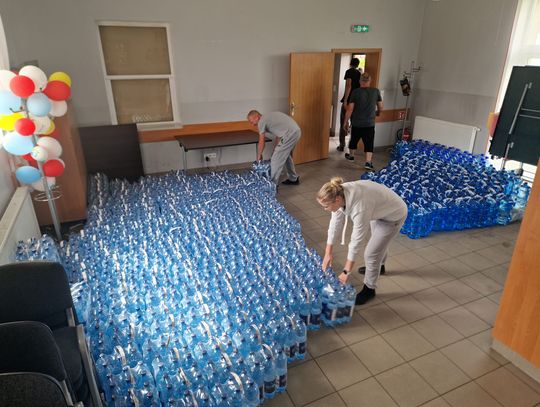 Przez kilka dni mieszkańcy gminy pili wodę z butelek. W pomoc zaangażowało się wiele osób
