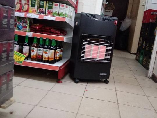 „Przy płatności grabieją dłonie”. Temperatura niezgodna z przepisami i intensywny zapach spalonego gazu w sklepie?