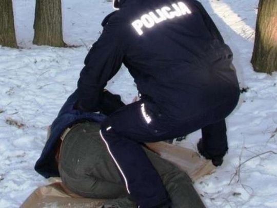 Przypominamy: kilkustopniowy mróz może okazać się zabójczy. Jeden telefon może uratować komuś życie