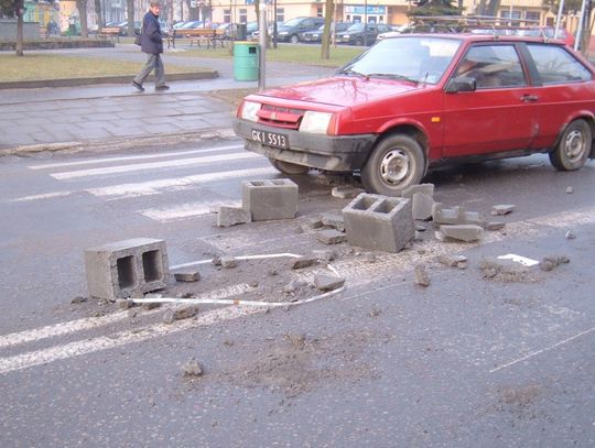 Pustaki na przejściu dla pieszych i... policji