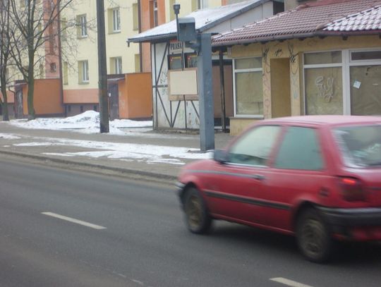 Pusty maszt fotoradaru nie jest atrapą - miasto nie kupi fotoaparatów do przydrożnych masztów