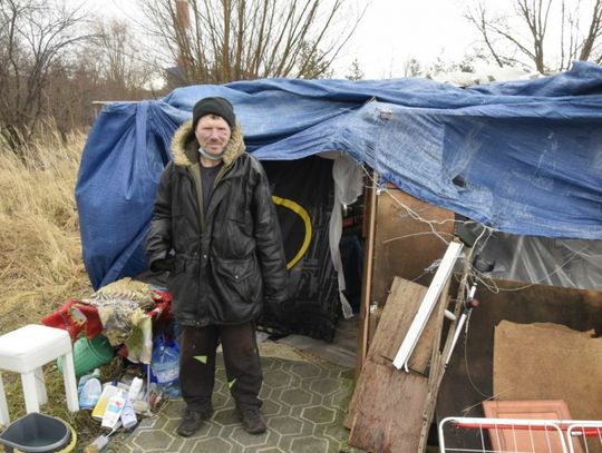 Puszki, zerwana plandeka namiotu, alkohol... czyli jak wyrzucić bezdomnego Stasia z namiotu