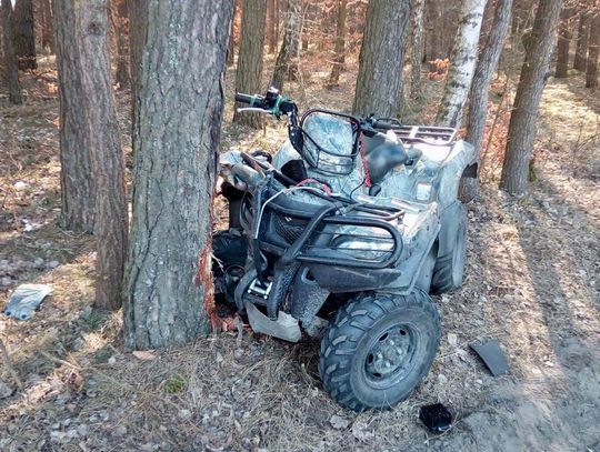 Quad rozbił się na drzewie. Dwie osoby ranne. Interweniowało Lotnicze Pogotowie Ratunkowe 