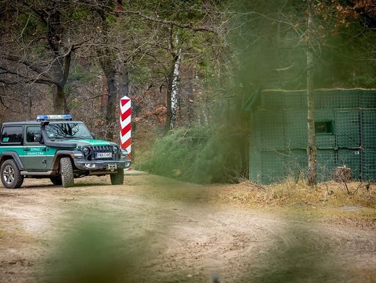 RAPORT Z GRANICY: Szturm na polsko-białoruską granicę w Kuźnicy. Na miejsce docierają kolejni imigranci 