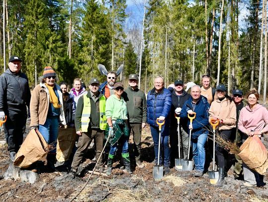 Razem dla natury. Wspólne sadzenie lasu, które łączy pokolenia