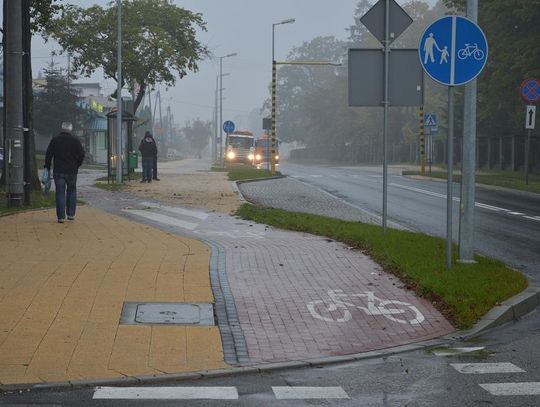 Reklamują się gdzie popadnie. Nie ma rady na nielegalne afisze na lampach? 