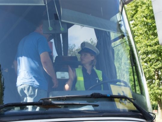 Rozpoczyna się sezon wakacyjny - policjanci kontrolują autokary.