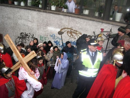 Rozważania Drogi Krzyżowej - nieść krzyż z Chrystusem. 