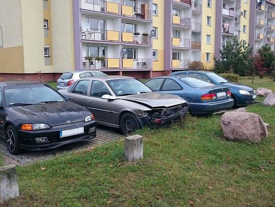 Samochód – widmo pół roku stoi na parkingu. Zajmuje miejsce parkingowe i szpeci wizerunek osiedla