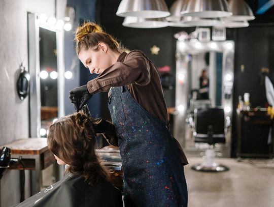 Samodzielne rozjaśnianie włosów – jak możesz zniszczyć swoje włosy?